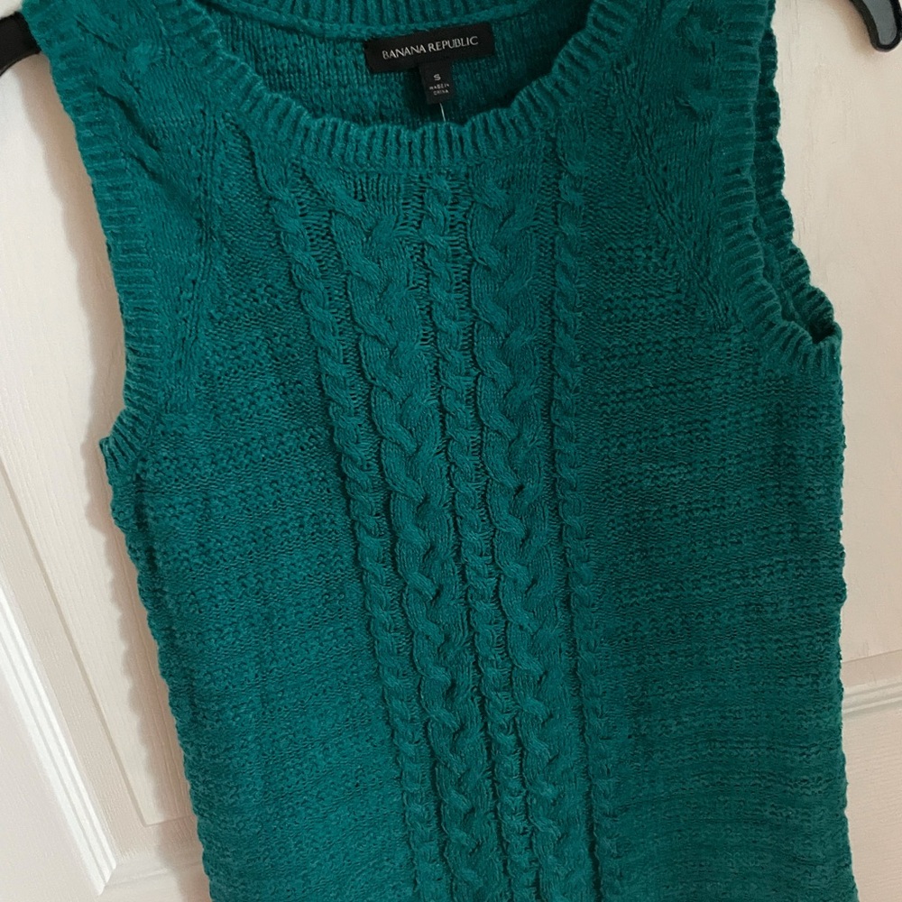 Banana Republic NEW sleeveless sweater. Very soft light and weight